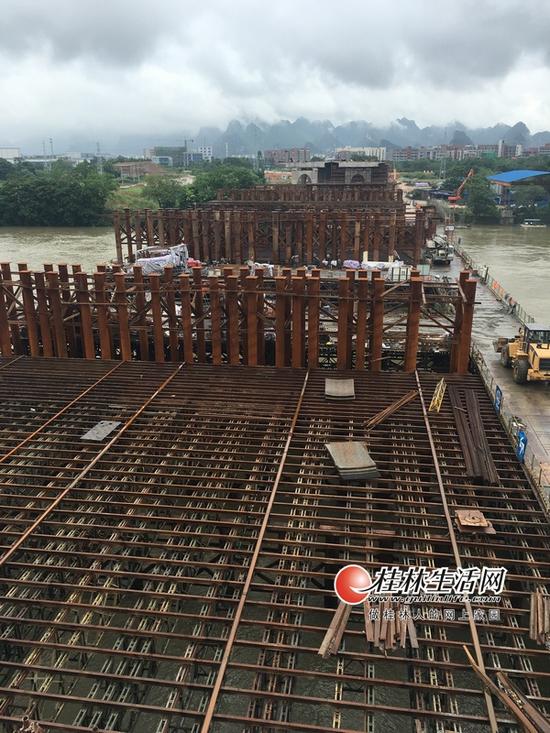用于主桥施工的支架钢平台已经搭建好。记者谭熙 摄