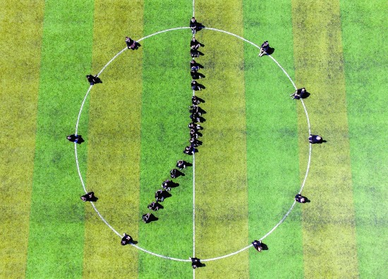 6月14日,又到一年毕业季,沈阳农业大学的学生们利用无人机拍摄各式创意毕业照,为青春留下美好的回忆。视觉中国供图