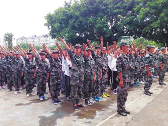 将中学军训升级为国防教育课程 新尝试让学生