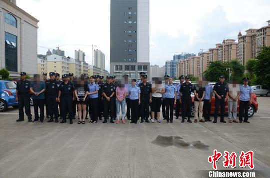 图为被警方押解的嫌疑人。马德兴 摄