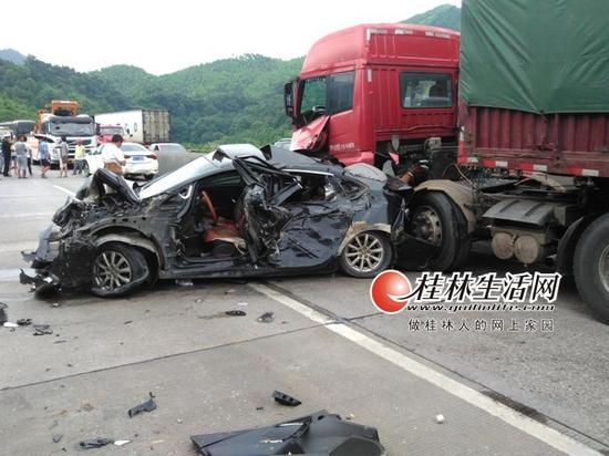 事故中严重变形的别克轿车。通讯员李婕 摄