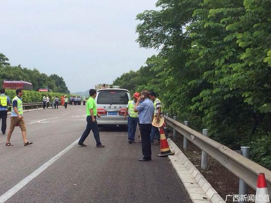 广昆高速广西段大客车翻车 已致10人死亡