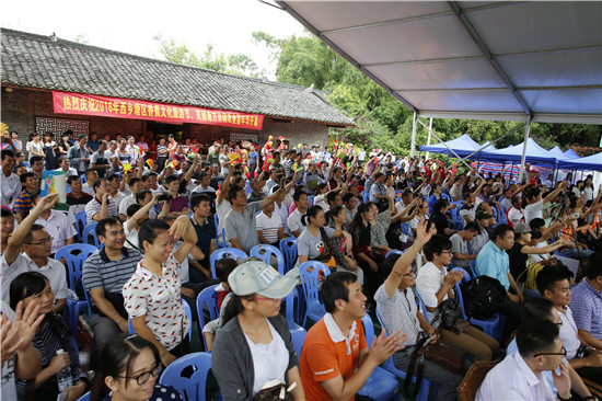 活动现场,群众热情洋溢。马钲钰/摄