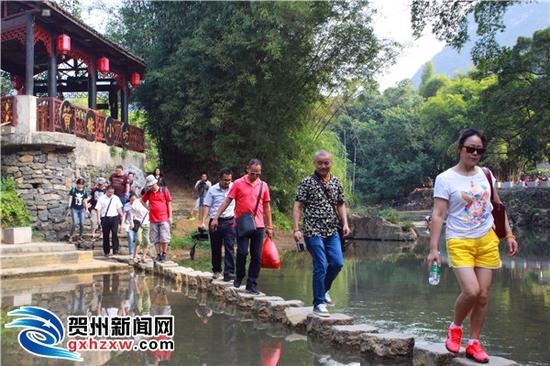 艺术家们在当地导游的带领下参观黄姚古镇。