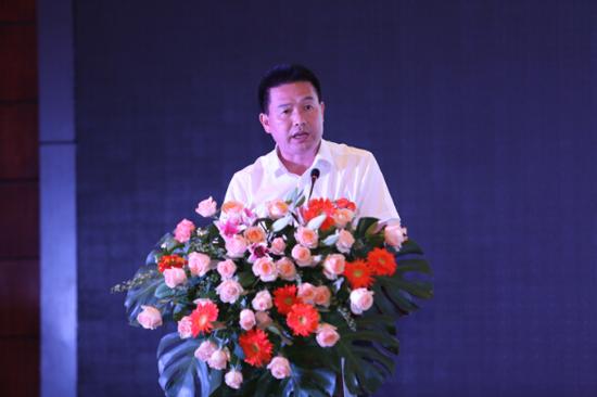 榕江县人大副主任龙胜能作榕江旅游宣传推介
