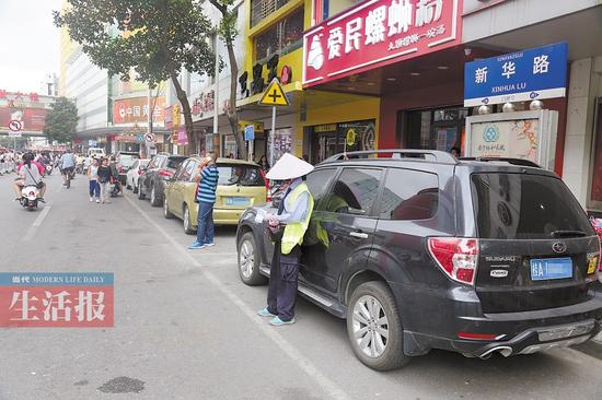 南宁节假日2小时免费停车 首日乱象有点多(组