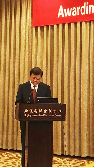 贺州市人民政府市长李宏庆发表题为《生态贺州-长寿胜地》的演讲。