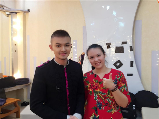 千年传说编剧黄露瑶与广西歌手麦震烁(《红红的板头妆》演唱者)合影