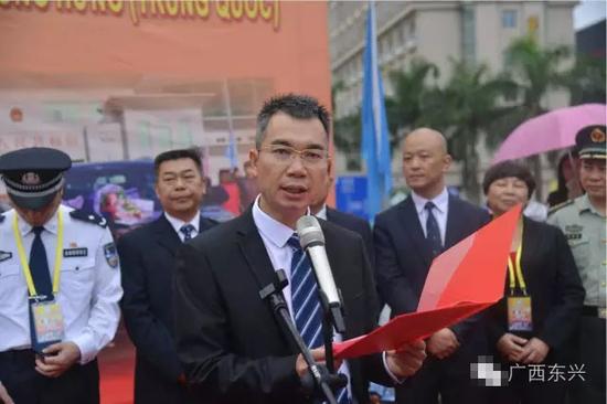 东兴市委常委,宣传部部长,副市长李文超主持启动仪式