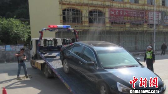 图为违章车辆。 朱玉婉 摄