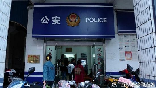 南宁猥琐男公交车上袭胸 只因太想女人了