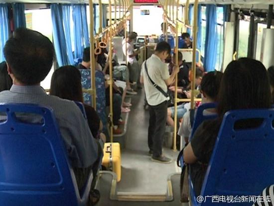 南宁猥琐男公交车上袭胸 只因太想女人了