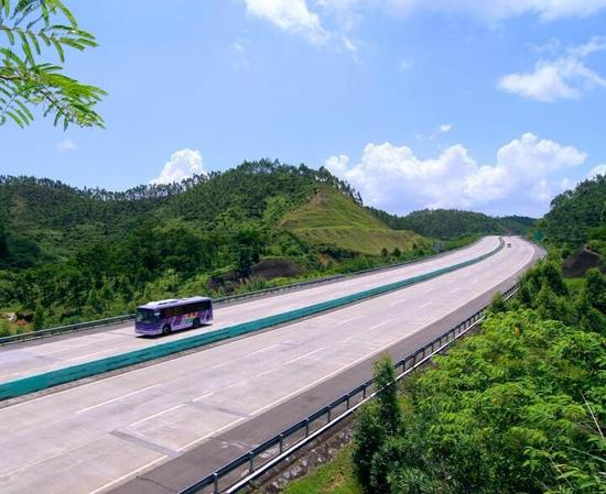 钦州至防城港高速公路扩建至8车道