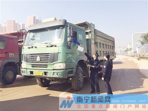 泥头车开出消纳场留下一条泥路 多辆车被