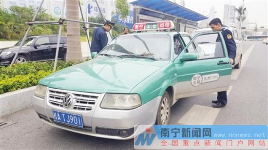 克隆出租车欲冲撞执法车逃离,被执法人员控制