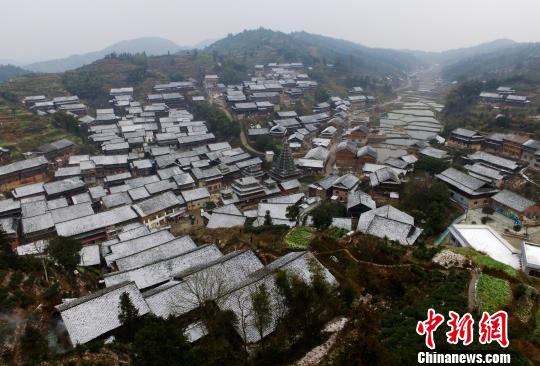 资料图:航拍的三江侗族自治县林溪镇高友村雪景美如画卷。 龚普康 摄