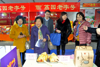 广西工商联副主席韦峥芳赞扬年货节产品