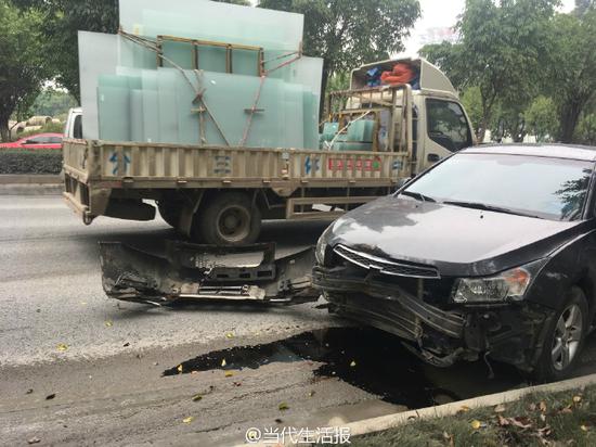 突发!南宁秀厢大道青川大桥半挂车与一小车相