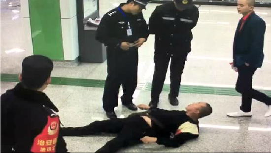 带菜刀搭地铁遭拒 南宁一酒鬼撒泼打滚还要跳楼_新浪广西_新浪网