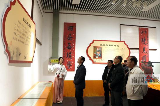 嘉宾和市民正在参观展览。记者谢永辉 摄