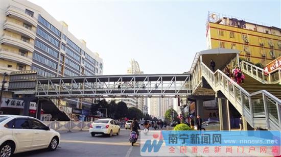 新建成的天桥给市民带来了很大方便 赖有光 摄