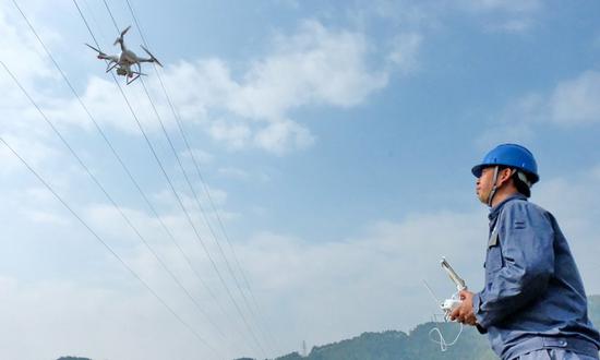 梧州供电局:让“双眼”带上“翅膀”去巡线_新浪广西_新浪网