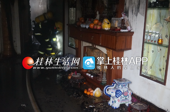 消防人员检查现场
