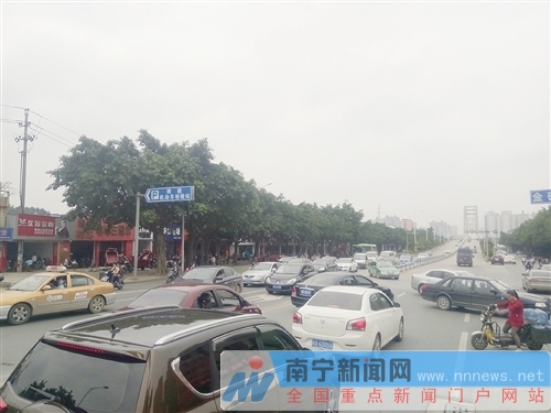 南建机动车检测站前方路段车辆横穿马路多,影响南建路交通