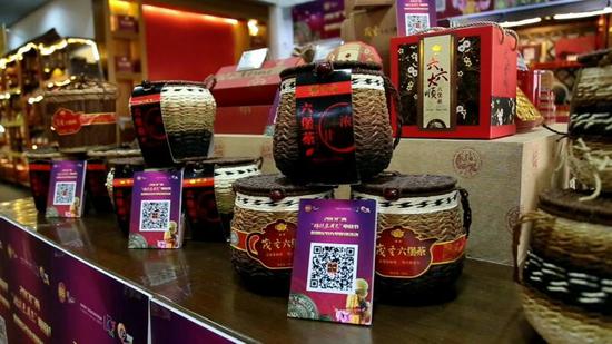 线下促销活动参展产品囊括了梧州各县市区的特色食品、农副产品、工艺品、日用品等。