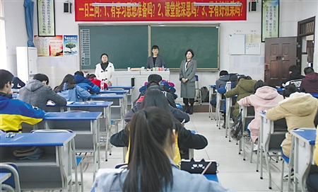 家长们现场监考孩子月考 通讯员 晏顺才 摄