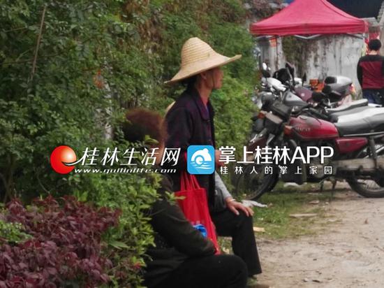 挂子山村的村民主要以售卖墓地为生
