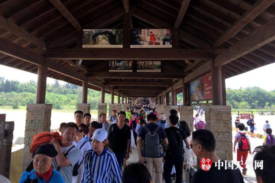 往来游客像一条长龙(摄影:卢威旭)