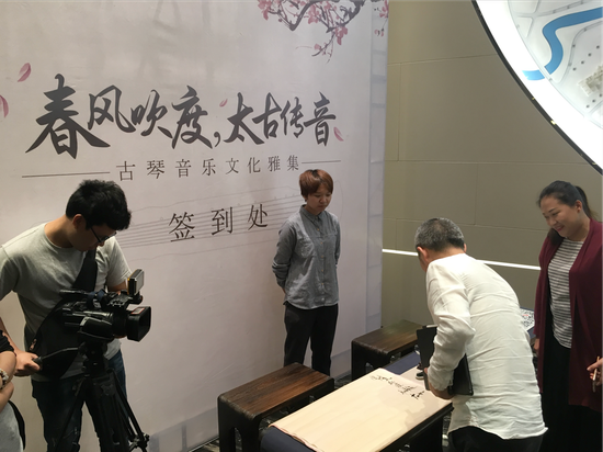 知名设计师左加正在签到