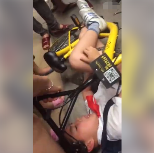 南宁一小学生腿卡共享单车 哭喊:不要告诉爸爸