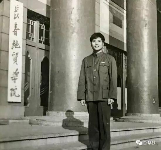黄大年在长春地质学院大门前拍照留念(资料照片)