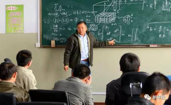 2011年4月10日,黄大年在为学生们授课(资料照片)
