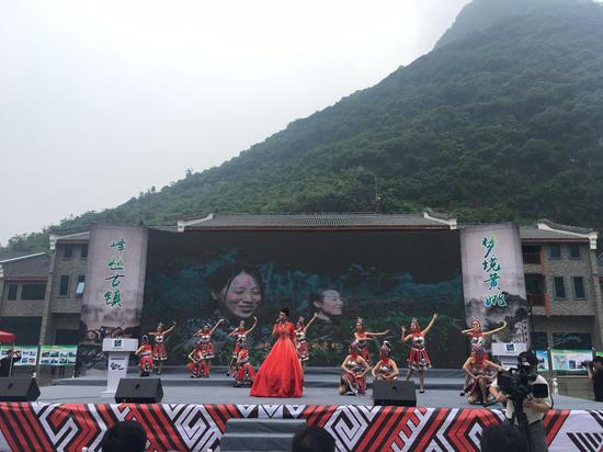 活动在《坐上高铁去贺州》的歌声中拉开序幕