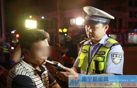 涉嫌醉驾男子进行酒精吹气检测