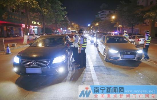 夜查酒驾专项行动现场