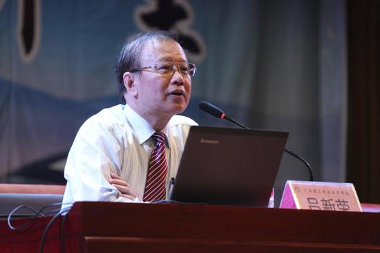 香港理工大学原副校长、香港生产力促进局前副总裁吕新荣正在授课