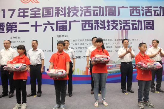 “明日科技之星”的小学生获赠学习用品