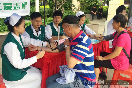 活动现场的义诊咨询吸引了附近的居民。广西新闻网记者 叶焱焱 摄