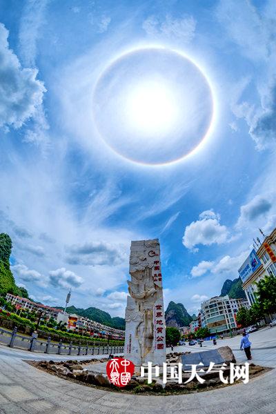 小城“骄傲”地戴上彩色的光环(摄影:罗诚)