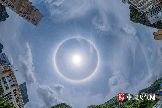 日晕美景像老式唱片悬挂在空中(摄影:罗诚)