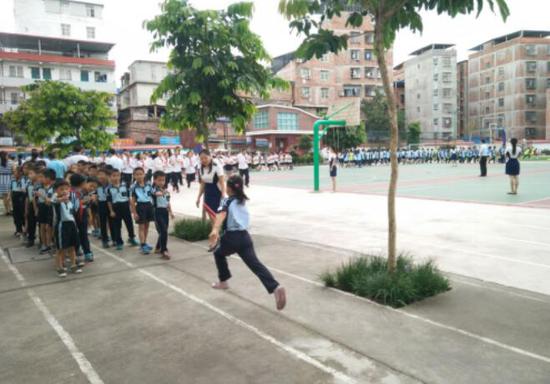 南宁市白沙小学大课操活动时间,学生们在进行接力跑。(图:韦兰思)