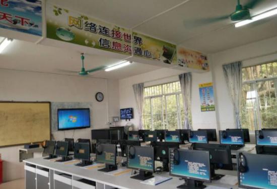 南宁市金鸡小学功能室(计算机室)配备了40台电脑供学生们上课使用。(图:韦兰思)