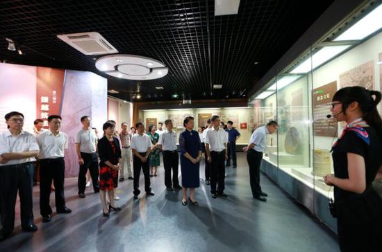 参观“民族英雄刘永福生平事迹展”展览。(图:曾开宏)