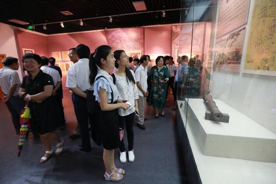 多名市民参观展览。(图:曾开宏)