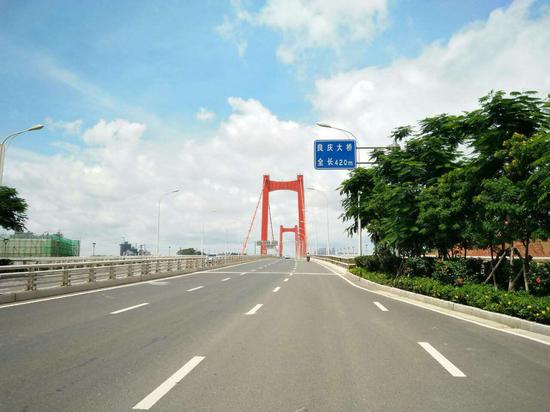 环广西公路自行车世界巡回赛(南宁站)赛段掠影,良庆大桥。(图:韦兰思)