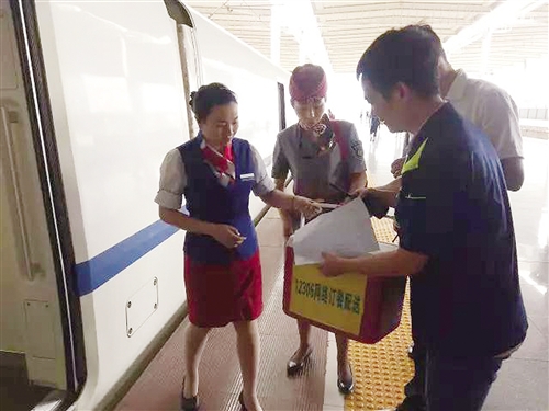餐食送到站台移交动车服务员,再由服务员送到旅客座位(南宁铁路局供图)